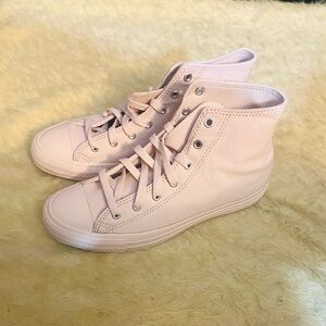 Converse Pink Sneaker Size: Kids 7 Women Size 8.5 (New in Box)
